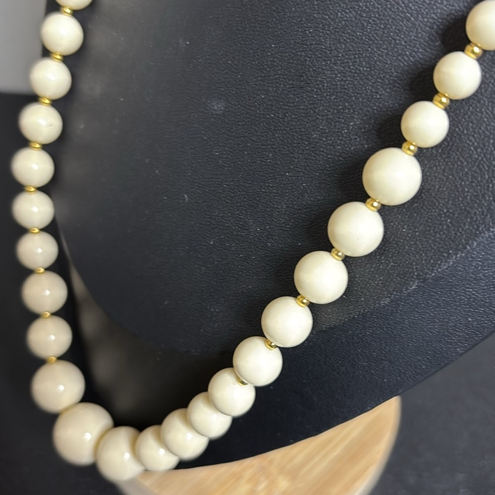 Vintage Patent Ivory Colored Beaded Gold Tone Acrylic Marilyn Necklace - Picture 3 of 9